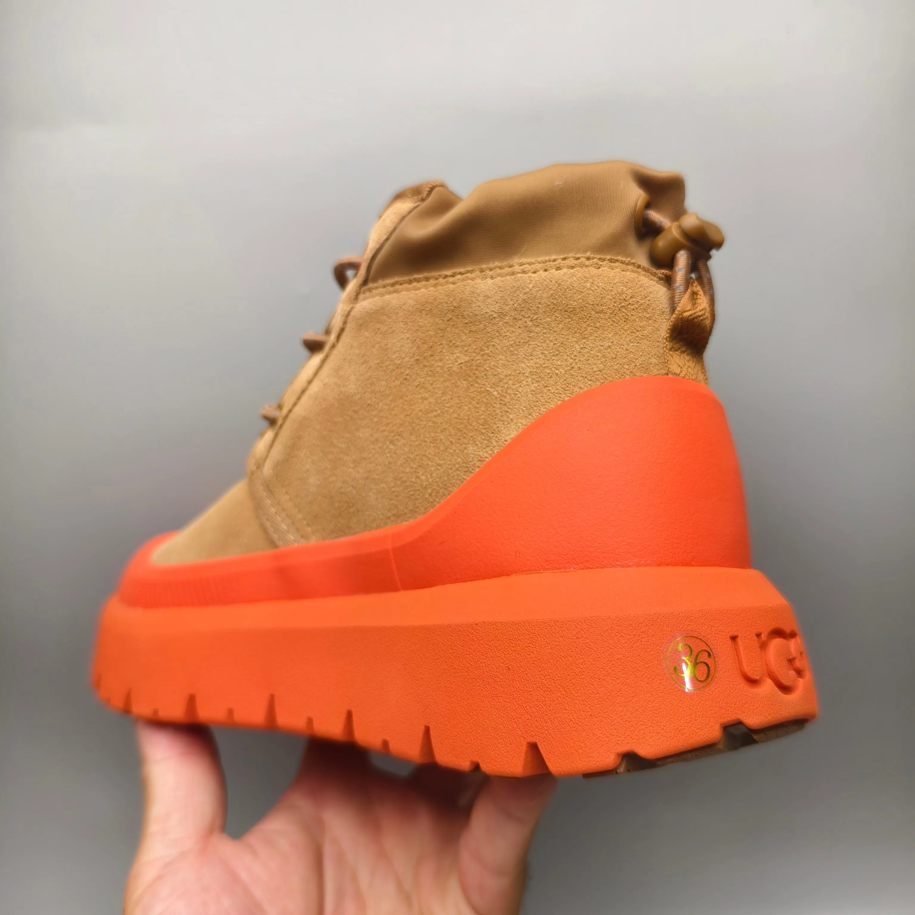 Couple model👫 💰560 UGG 3991 Tasman Weather Hybrid snow boots👢 Wang Yibo's same 👏 classic Tasman shoe model is added with a large orange sole, functional color contrast design, environmentally friendly waterproof and snowproof material, which is both fashionable and functional. At the same time, it is paired with the new UGG Keen furry color-blocking jacket. Bright orange and maroon collide to create a new light outdoor style and open up a new travel experience in early autumn! Using the best materials, the 17mm fur integrated surface is warmer and breathable, and the outsole is upgraded to a lightweight and wear-resistant light wing technology outsole!  Color: Black White Red Blue Light Gray Dark Gray Military Green Yellow Size: 35-46